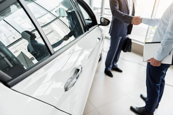 Transakcji biznesowych dotyczących zakupu nowego samochodu — Zdjęcie stockowe