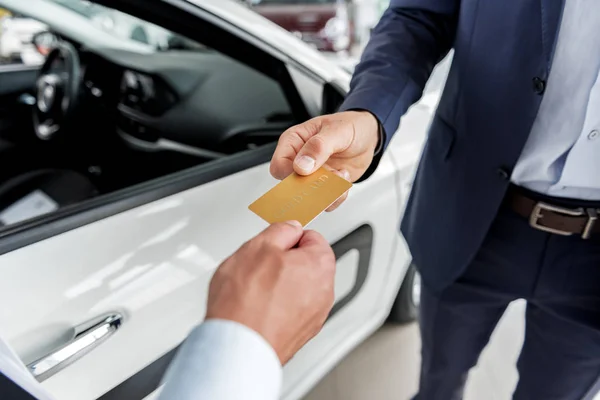 Рука агента бере гроші на автомобіль від клієнта — стокове фото