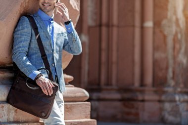 Smartphone üzerinde konuşan neşeli gülümseyen adam