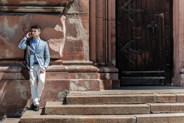 Biri için bekleyen meşgul genç adam