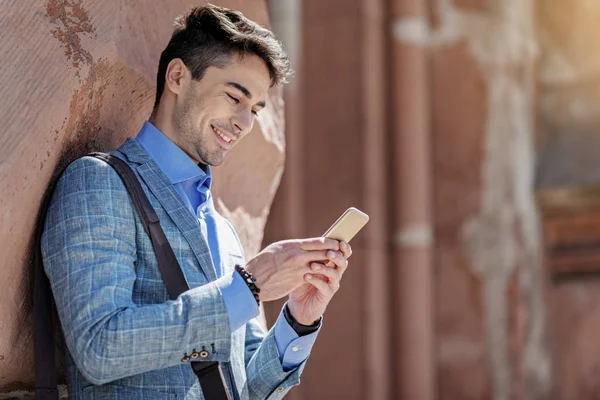 Lyckligt leende manlig person med gadget — Stockfoto