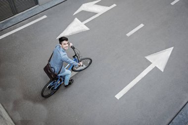 Mutlu gülümseyen erkek kişi bisiklet sürüş