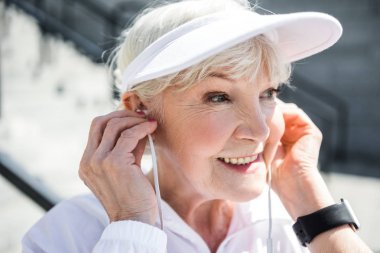 Eller serbest egzersiz sırasında açık kullanarak neşeli üst düzey Bayan