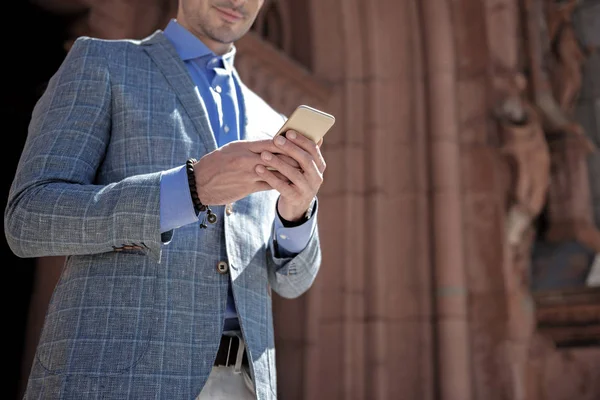 Sonriente persona masculina elegante usando gadget —  Fotos de Stock