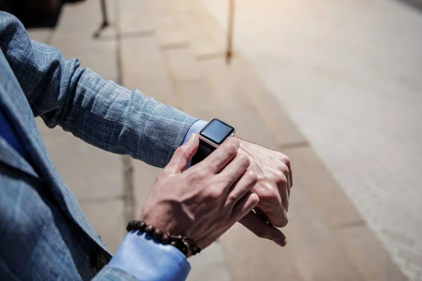 Hombre ocupado comprobando el tiempo en smartwatch —  Fotos de Stock