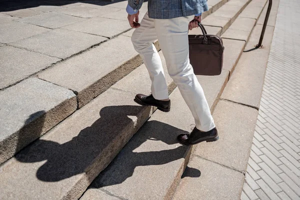 Elegante persona maschile a piedi al piano di sopra — Foto Stock