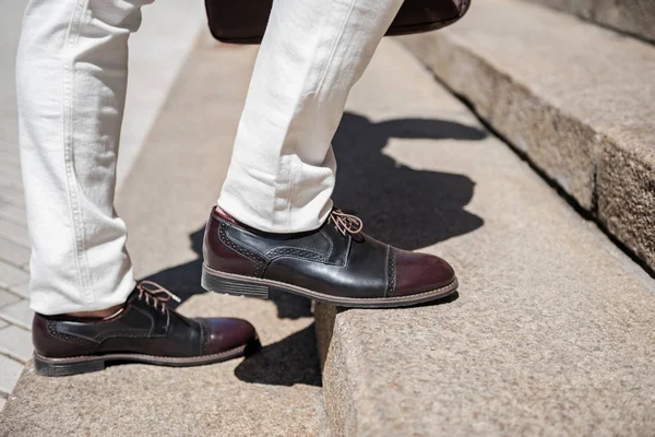 Merdivenlerde temsilcisi erkek kişi