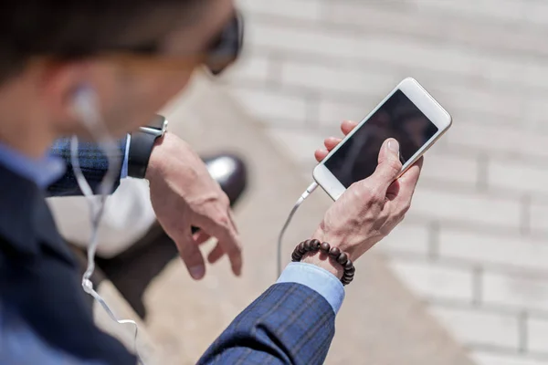 Elegante persona maschile digitando sullo smartphone — Foto Stock