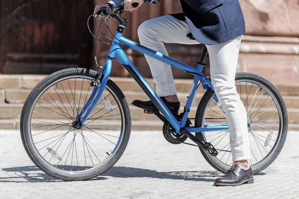 Elegante homem pessoa andar de bicicleta — Fotografia de Stock