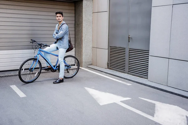 Emin gülümseyen erkek kişi Bisiklete oturan — Stok fotoğraf