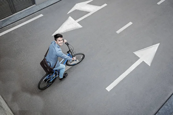 Mutlu gülümseyen erkek kişi bisiklet sürüş