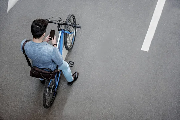 Ocupado pessoa masculina usando gadget — Fotografia de Stock