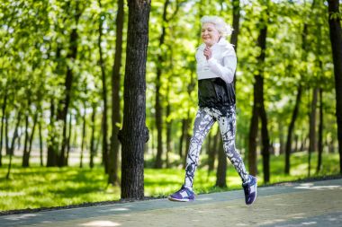 Mutlu yaşında sportif kadın çalışan