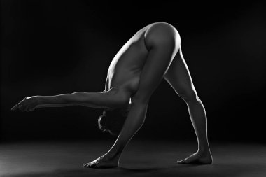 Yoga yaparken çıplak iyi inşaatı kadın