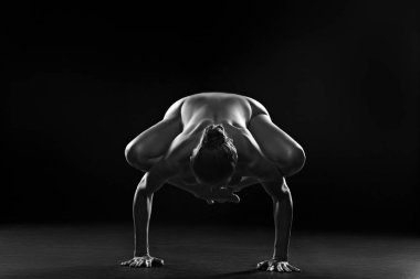 Çıplak kadın meditasyon egzersiz yapma