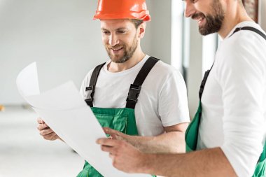 Mutlu gülümseyen tamircilerin planı holding