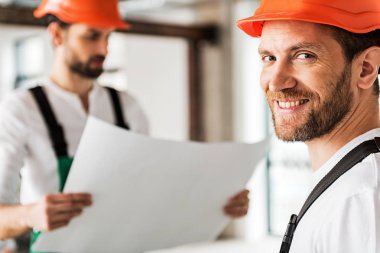 Komik gülen Foreman'ın iş arkadaşı yakınındaki