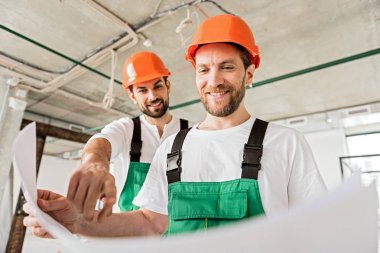 Planı tutmak mutlu gülümseyen oluşturucular