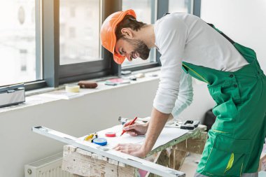 Gülümseyen Oluşturucusu plan çalışan konsantre