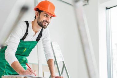 Neşeli gülümseyen Oluşturucusu tutma kalem