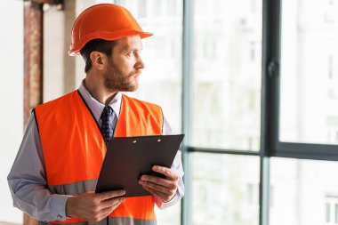 Ciddi sakallı Foreman'ı bir kenara bakarak
