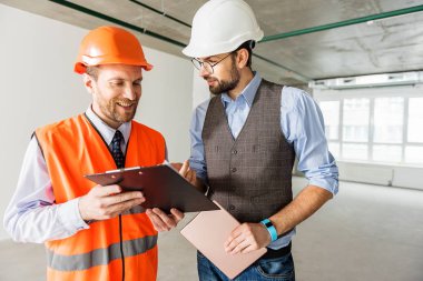 Klasör ve tablet tutma oluşturucular gülümseyen Düldül