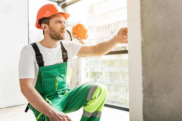 Seriös manlig constructor i rummet — Stockfoto