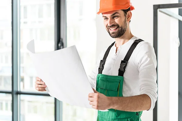 Feliz constructor sonriente manteniendo plan — Foto de Stock