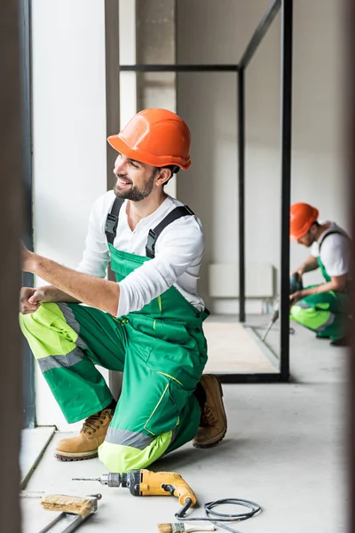 Lyckligt leende konstruktören gör sitt jobb — Stockfoto