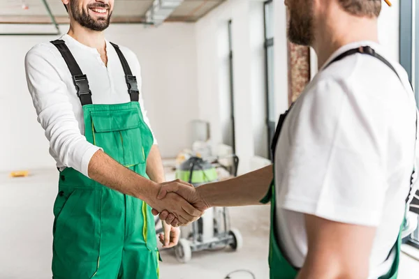 Costruttori sorridenti felici nella stanza impreparata — Foto Stock