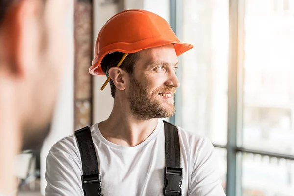 Lyckligt leende konstruktören bär hjälm — Stockfoto