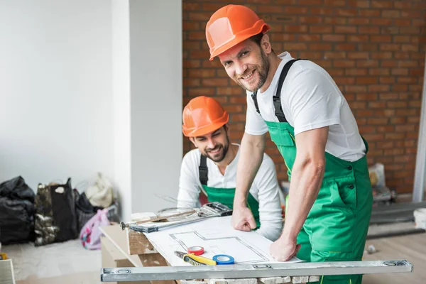 Lustiga upptagen konstruktorer reparera Lägenhet — Stockfoto