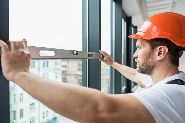 Seriöser bärtiger Konstrukteur mit Werkzeug — Stockfoto