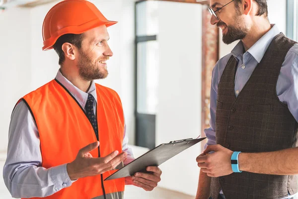 Joyeux constructeurs souriants dans la chambre — Photo