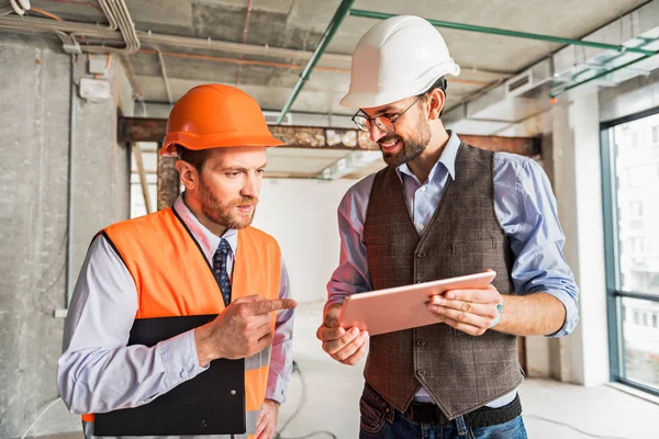 Construtores qualificados cooperando uns com os outros — Fotografia de Stock