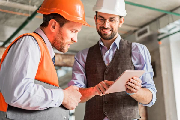 Constructores concentrados trabajando juntos en el proyecto — Foto de Stock