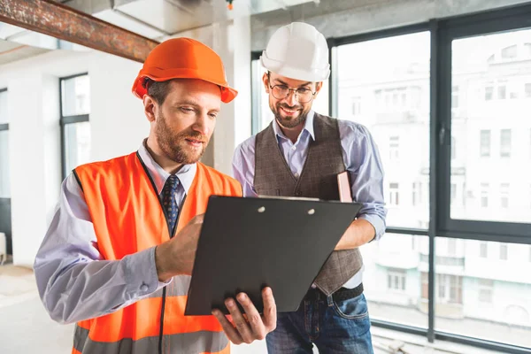 Constructores ocupados de pie en la habitación — Foto de Stock