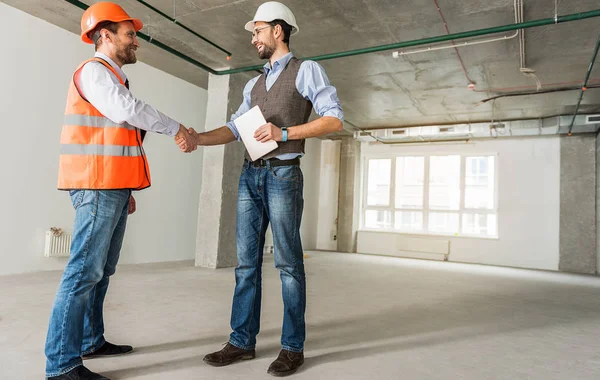 Feliz reunión de contratistas sonrientes en apartamento — Foto de Stock