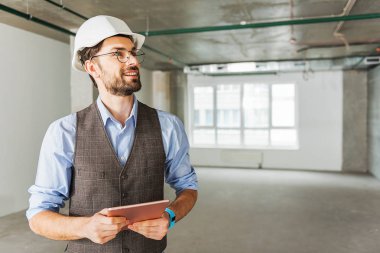 Rüya gibi gülümseyen tamirci tutma tablet