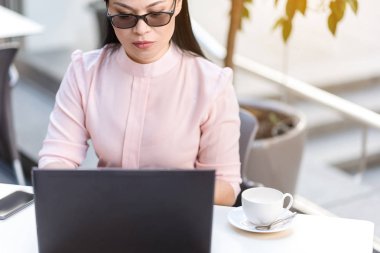 Dizüstü bilgisayar arayan ciddi kadın