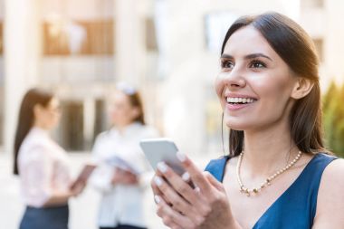 Telefonla mesaj yazma kadın gülen