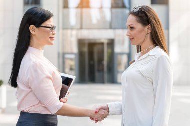 Sokak kollarında clasping giden bayanlar