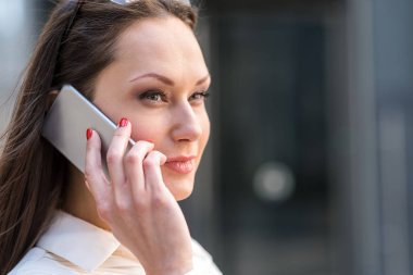 Mobile tarafından düşündü bir kadın