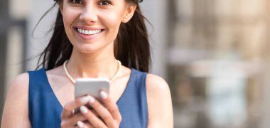 Neşeli Bayan SMS cep tarafından inscribing