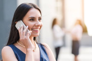 Gülümseyen kadın Mobile tarafından konuşma