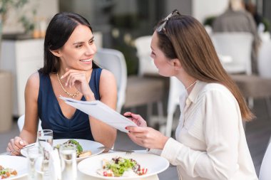 Neşeli kadın meslektaşı ile konuşma