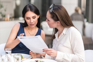 Kağıt kafede savunarak oluşan kadın