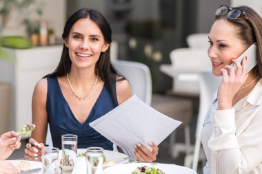 Kafede yemek tatma neşeli kadın