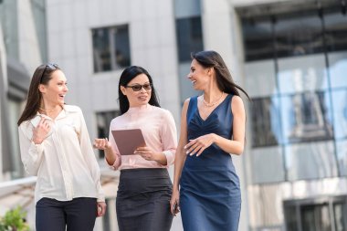 Mutlu kadın sokağa konuşuyor