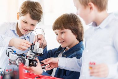 Robot tutan çocuk
